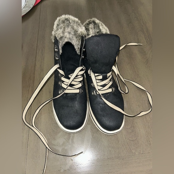 CLIFFS by WHITE MOUNTAIN Women's Black Fabric Hallett Lace-Up Snow Boot - Picture 1 of 5